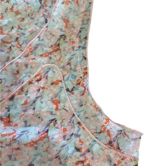 Cabi Sleeveless Floral Blouse Size XS White Pink V Neckline Style # 5032 - Picture 3 of 11